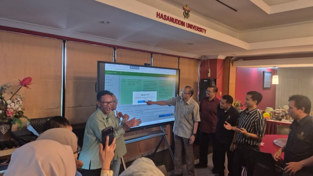Momen penekanan tombol submit final oleh pimpinan Unhas untuk pengajuan UI GreenMetric World University Rankings 2026.
